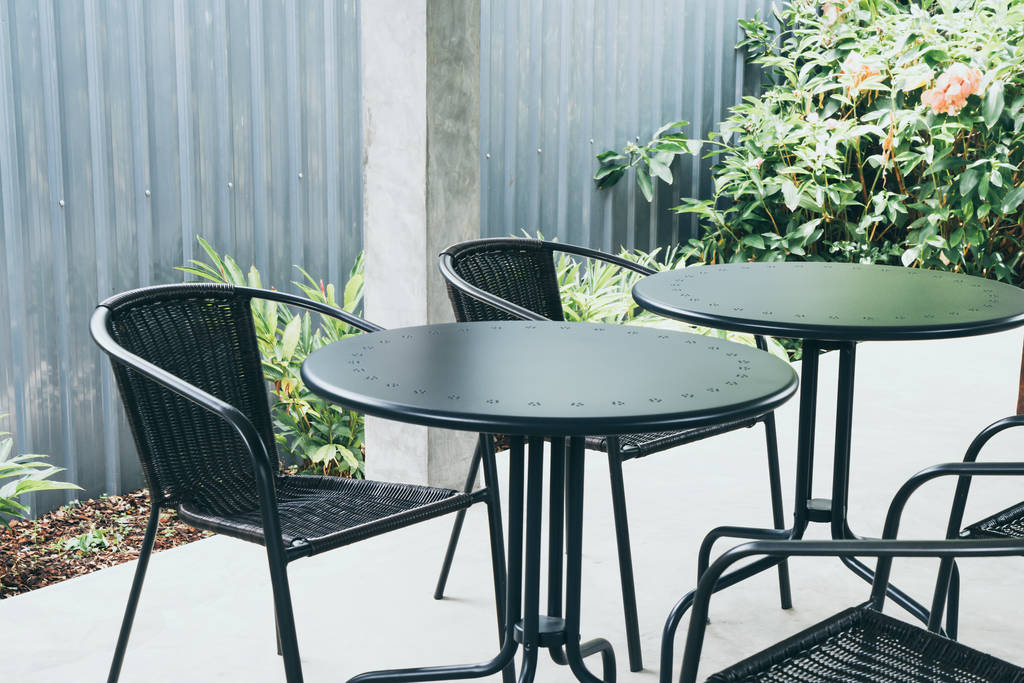 стіл і стілець в ресторані кафе
 - Фото, зображення
