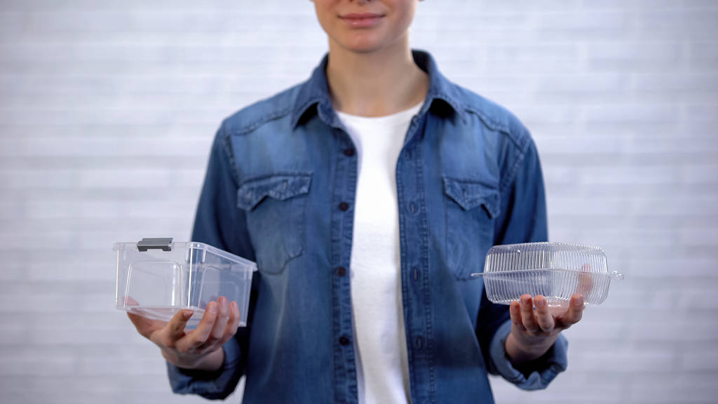 Žena, která si zvolí mezi bioplastovou nádobu na potraviny a krabici na jedno použití - Fotografie, Obrázek