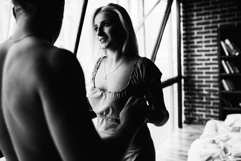 foto en blanco y negro de una joven pareja enamorada posando en un apartamento
  - Foto, Imagen