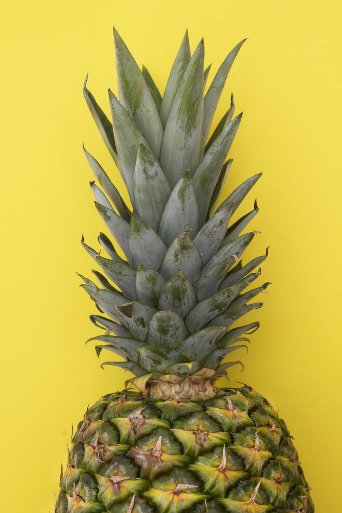 tropische Sommerfrüchte, Ananas auf gelbem Hintergrund - Foto, Bild