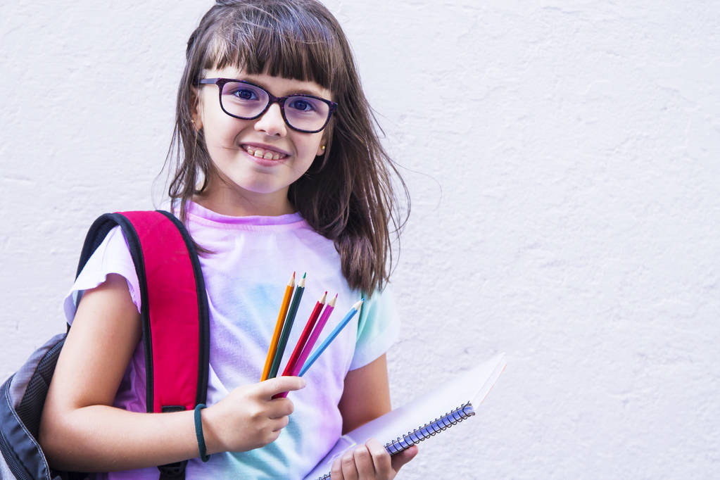 sırt çantası ve renkli kalemler okula gidiyor öğrenci - Fotoğraf, Görsel