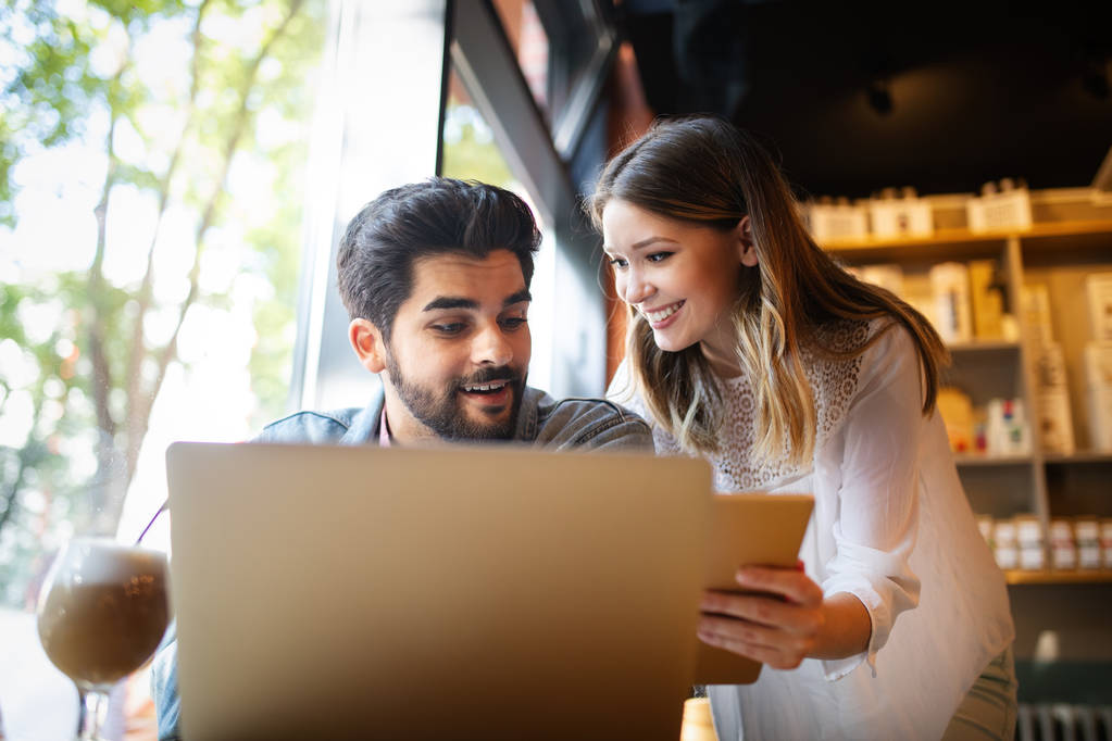 Porträt eines fröhlichen Paares beim Online-Shopping mit Laptop-Computer - Foto, Bild
