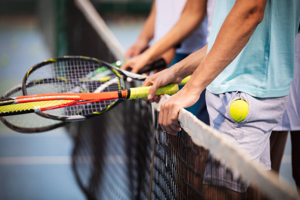 Happy fit mensen samen tennissen. Sport concept - Foto, afbeelding