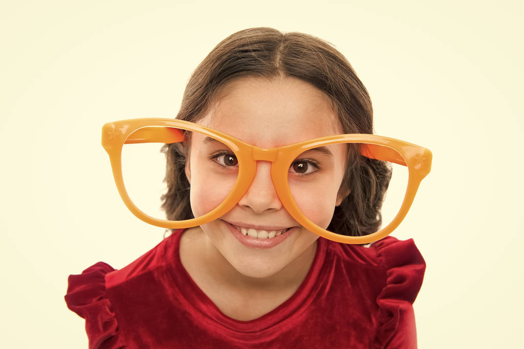 Вправи для покращення зору. Дівчинка носить великі окуляри. Очі і здоров'я. Оптика та лікування зору. Ефективне збільшення очей. Дитина щаслива з хорошим зором. Лазерна корекція
 - Фото, зображення