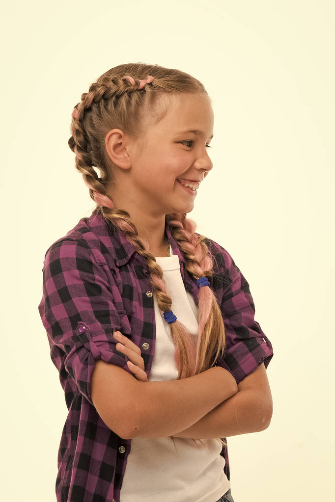 κορίτσι μικρό παιδί με τέλεια μαλλιά. Παιδική ευτυχία. Διεθνή παιδική την ημέρα. μικρό παιδί μόδας. Ευτυχισμένη κοριτσάκι. Φαίνονται καθιερώνουσες τη μόδα. Hip hop κορίτσι - Φωτογραφία, εικόνα