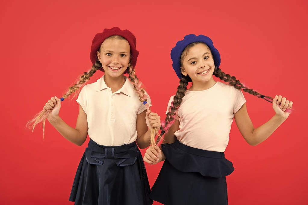 Studentesse francese bambini piccoli sorridente faccia posa cappello sfondo rosso. Come indossare il berretto francese. Ispirazione stile berretto. Come indossare il berretto come una ragazza di moda. Accessorio di berretto alla moda per femmina
 - Foto, immagini