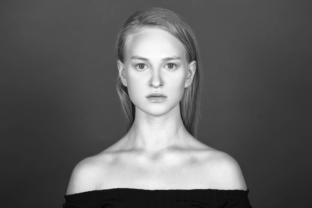 Portret close-up van jonge mooie blonde model - Foto, afbeelding