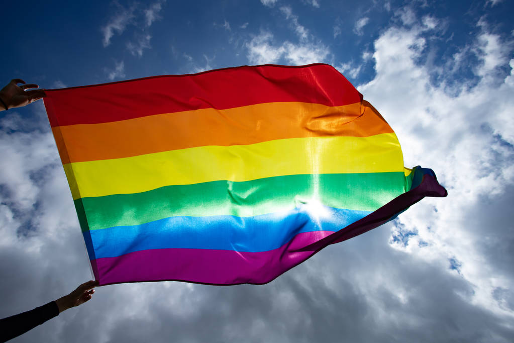 Kolorowa flaga LGBT wieje w Breez. - Zdjęcie, obraz