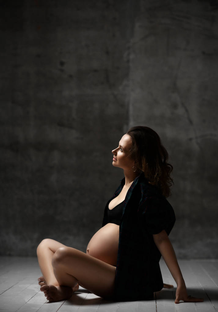 Bella giovane donna incinta felice madre in posa in biancheria intima sul buio
  - Foto, immagini