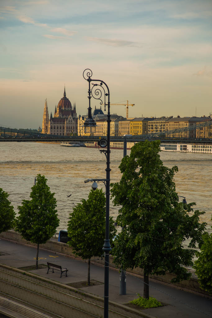 Budapešť, Maďarsko: krásná krajina na budově parlamentu, Řetězový most a řeka Dunaj. Pohled na město z vrcholu kopce. - Fotografie, Obrázek