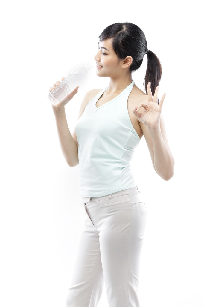 Гарненька дівчина п'є воду з пляшки
 - Фото, зображення