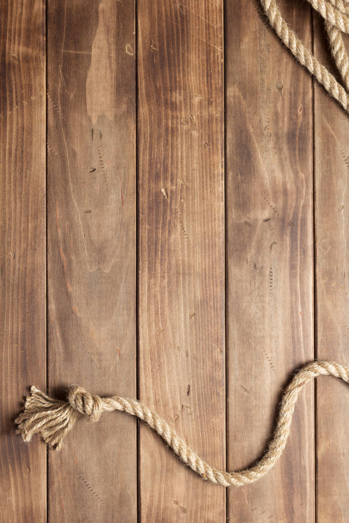 корабельна мотузка на дерев'яному фоні дошки
 - Фото, зображення