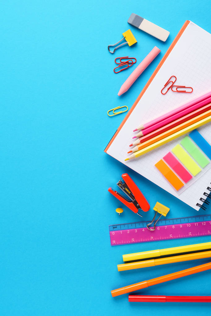 Kleurrijke school briefpapier en supplies op blauwe achtergrond. - Foto, afbeelding