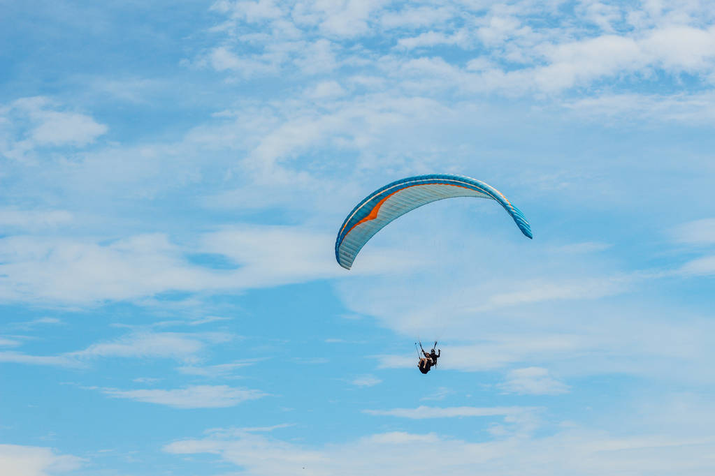 Paraglider vliegen van sport, vleugel in blauwe hemel - Foto, afbeelding