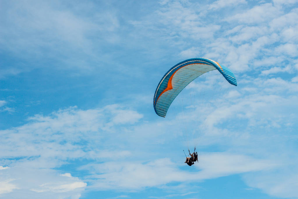 Parapente volant sport, aile dans le ciel bleu
 - Photo, image