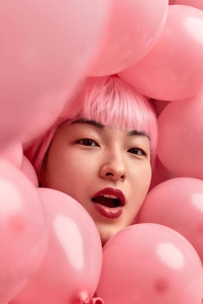 Megdöbbentett ázsiai nő rózsaszín léggömbök - Fotó, kép
