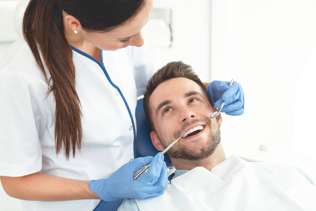 άνδρας με τα δόντια να εξεταστούν στο Οδοντίατροι - Φωτογραφία, εικόνα