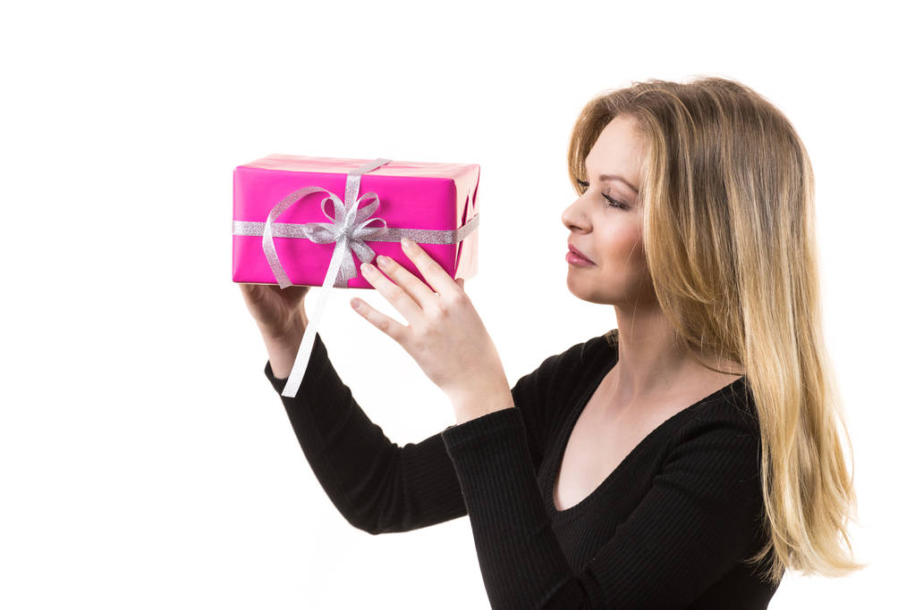 Κορίτσι εκμετάλλευση ροζ συσκευασία δώρου - Φωτογραφία, εικόνα
