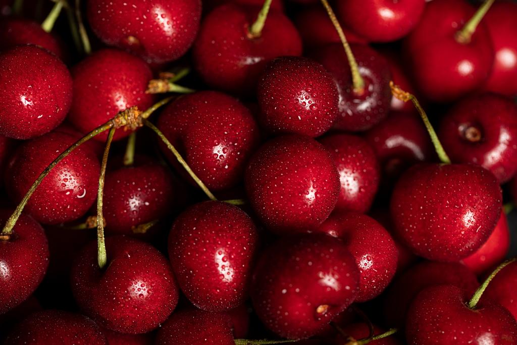 a vörös finomra és az érett cseresznyére és vízcseppekkel rendelkező felülnézet  - Fotó, kép