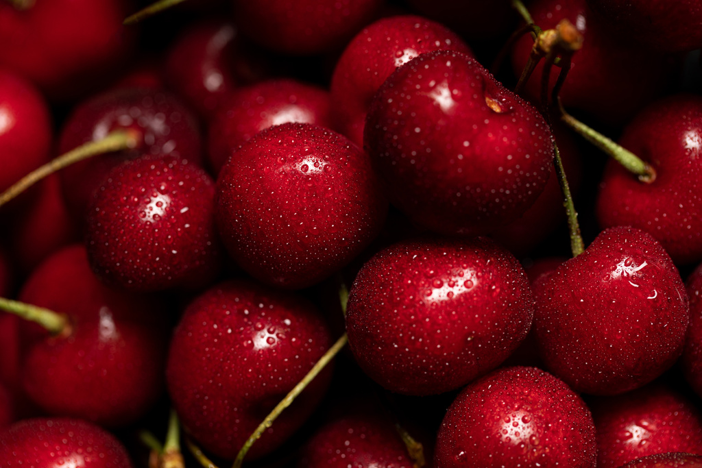 vista de perto de cerejas doces deliciosas vermelhas com gotas de água
 - Foto, Imagem