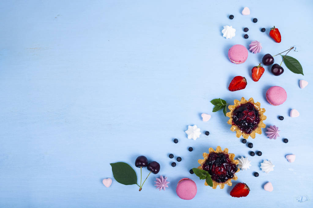 Küçük berry kek ve olgun çilek - Fotoğraf, Görsel