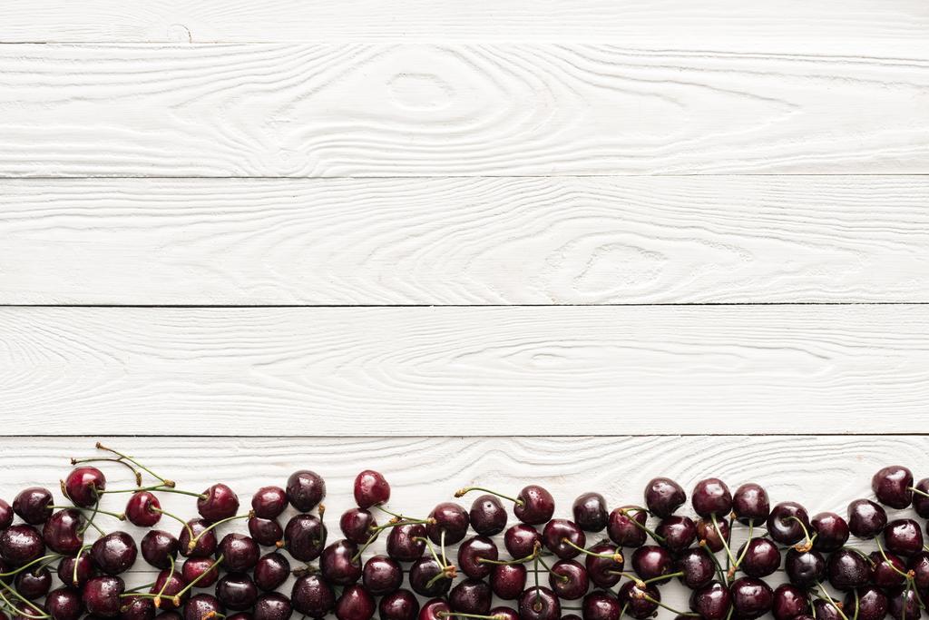 Nejlepší pohled na čerstvé, sladké a mokré třešně na dřevěné pozadí s prostorem pro kopírování  - Fotografie, Obrázek