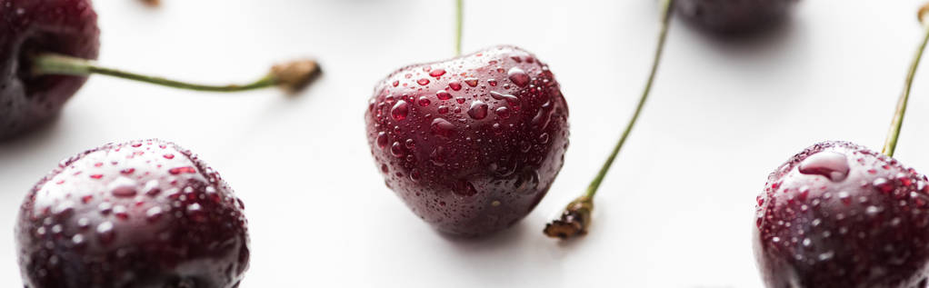 tiro panorâmico de cerejas frescas, doces, vermelhas e maduras com gotículas
  - Foto, Imagem