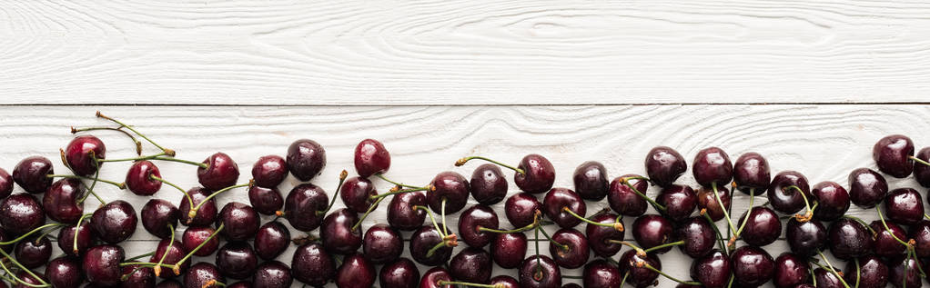 панорамный снимок свежей, сладкой, красной и спелой вишни с капельками на деревянной поверхности
  - Фото, изображение