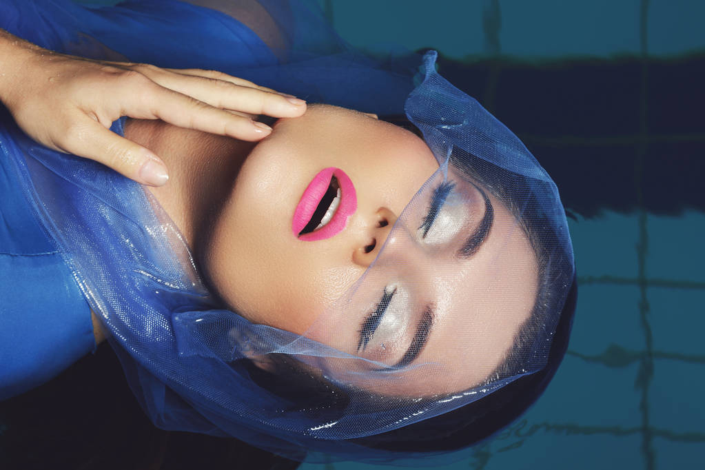 Szexi modell egy gyönyörű make-up a medencében - Fotó, kép