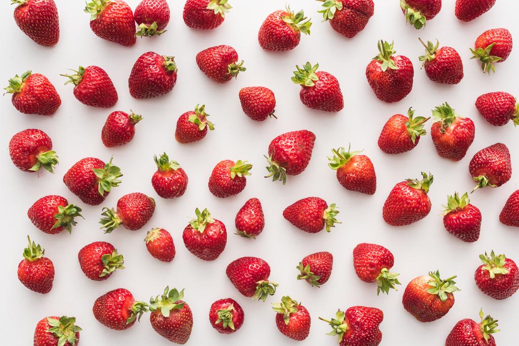 Nejlepší pohled na celé a červené jahody na bílém pozadí  - Fotografie, Obrázek