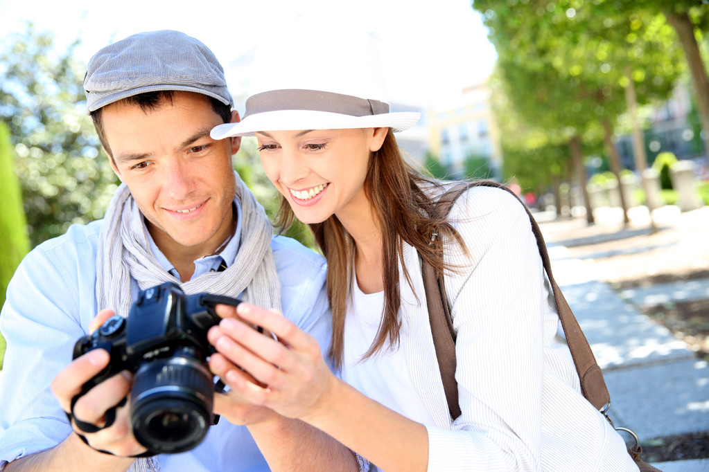 Couple joyeux avec appareil photo dans la zone touristique
 - Photo, image