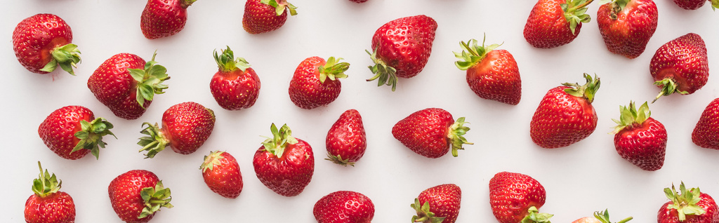 Panoramaaufnahme von ganzen und reifen Erdbeeren auf weißem Hintergrund  - Foto, Bild