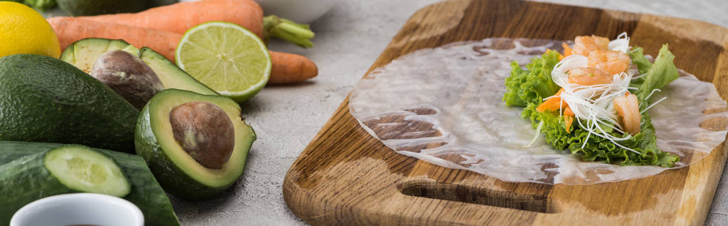 panoráma lövés saláta, tészta és garnélák a rizspapír, a vágódeszka   - Fotó, kép