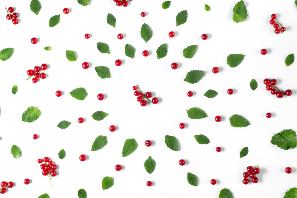 Wzór owoców wykonany ze świeżych jagód i zielonych liści na białym tle. Koncepcja zdrowej żywności. Płaski lay, widok z góry, przestrzeń kopiowania - Zdjęcie, obraz