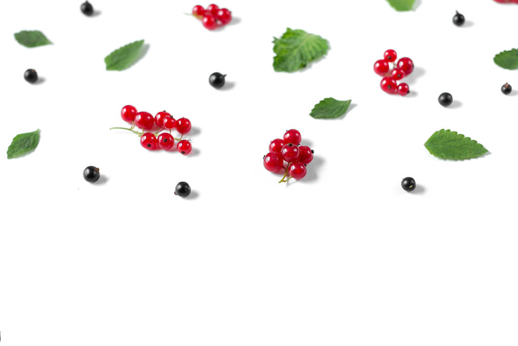 Modello di frutta fatta di bacche fresche, foglie verdi e cornice su sfondo bianco. Concetto di cibo sano. Layout piatto, vista dall'alto, spazio di copia
 - Foto, immagini