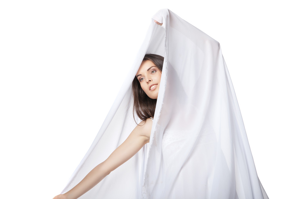 Mosolygó nő visel fehér ruhát elszigetelt - Fotó, kép
