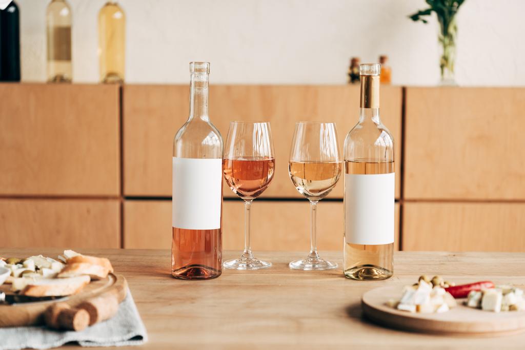 вибірковий фокус їжі, келихи для вина та пляшки на дерев'яному столі
 - Фото, зображення