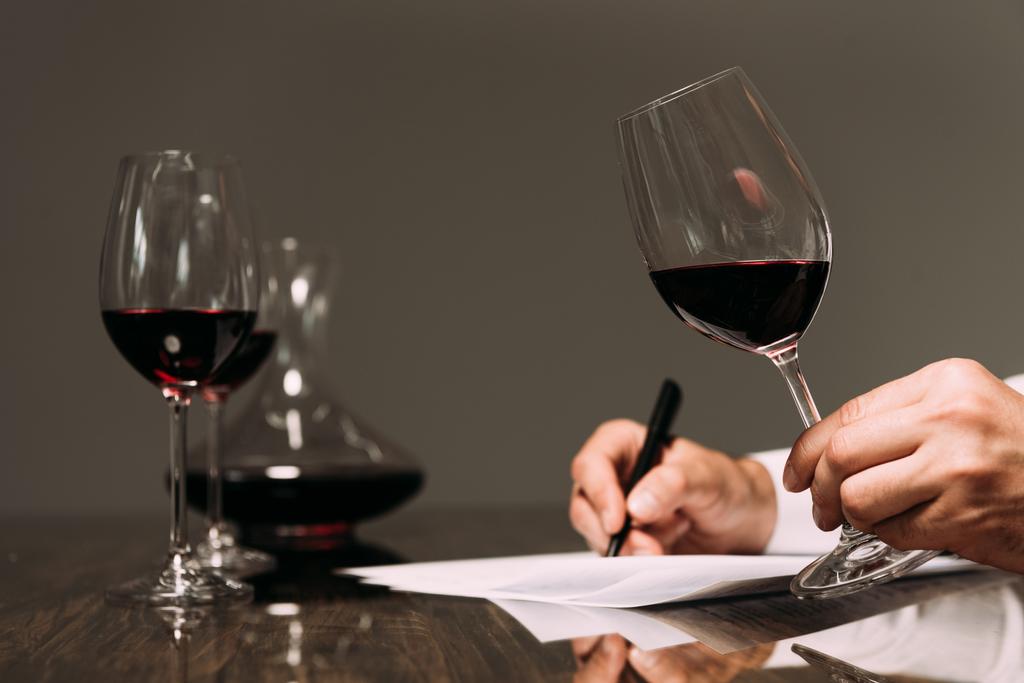 masada Sommelier yazma kısmi görünümü ve şarap camı tutarak  - Fotoğraf, Görsel