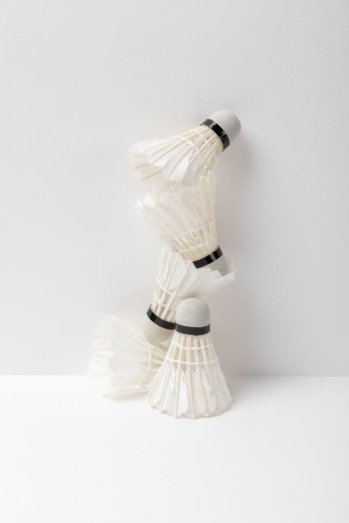 Beyaz badminton mekik horozları beyaz arkaplandalar - Fotoğraf, Görsel