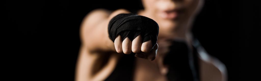 panoramiczny strzał dziewczyna boks w rękawice izolowane na czarno  - Zdjęcie, obraz