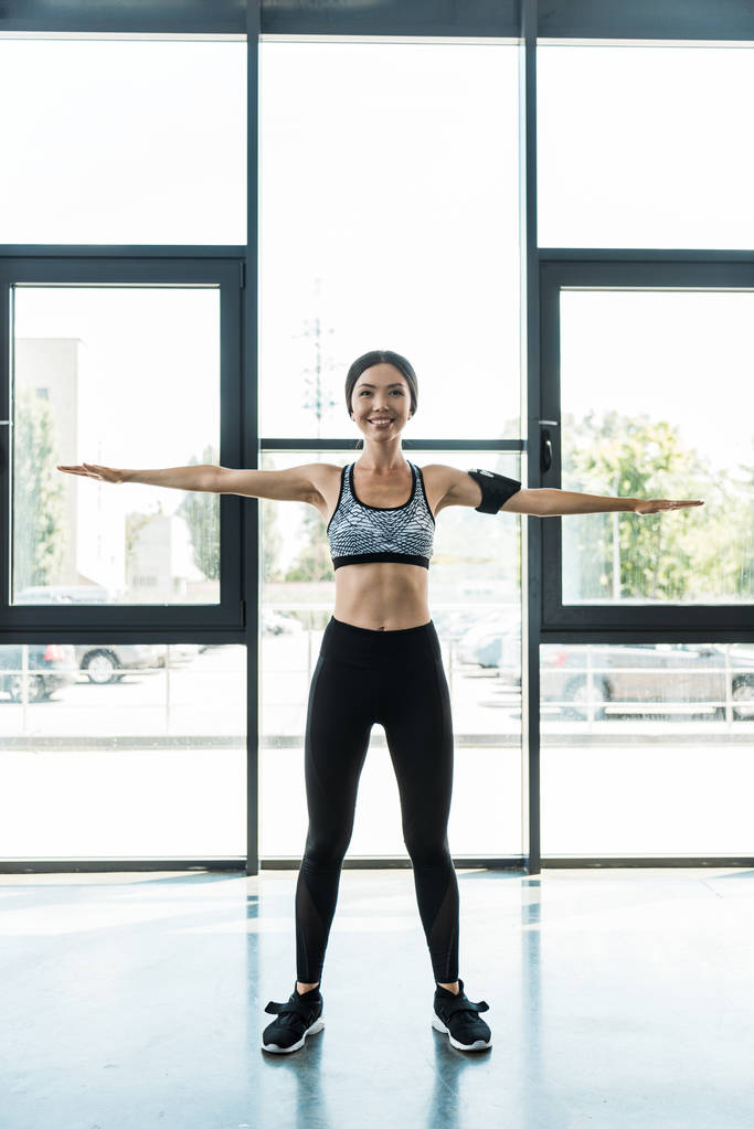 athletische Frau macht Sport und lächelt im Fitnessstudio  - Foto, Bild