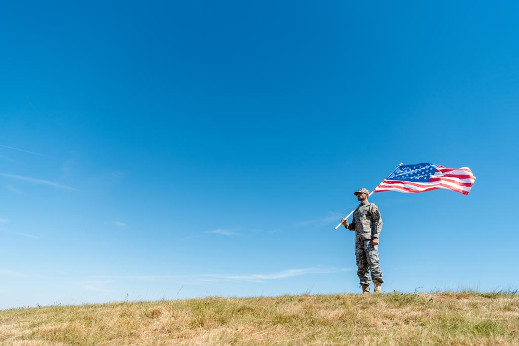 bell'uomo militare in uniforme con bandiera americana con stelle e strisce
  - Foto, immagini