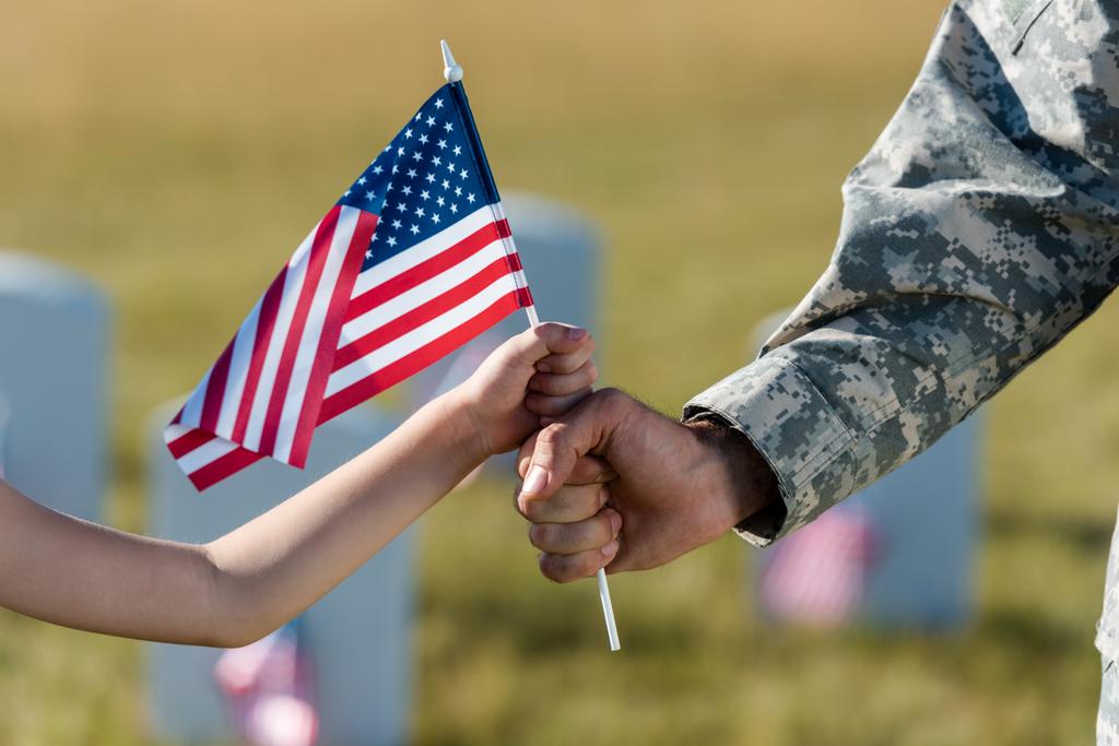 κομμένη θέα του στρατού πατέρας και κόρη που κατέχουν αμερικανική σημαία  - Φωτογραφία, εικόνα