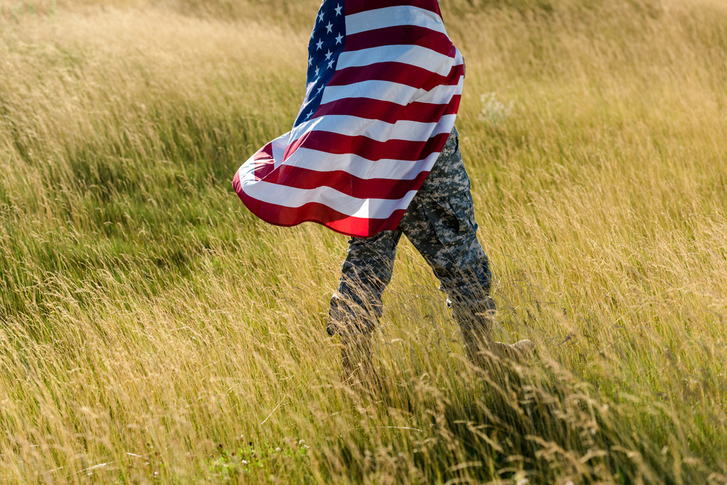 alanında Amerikan bayrağı tutan kamuflaj üniformalı adamın kırpılmış görünümü  - Fotoğraf, Görsel
