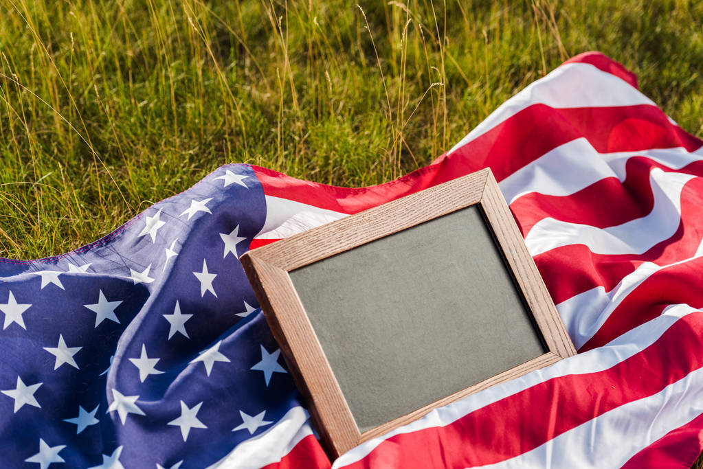 leere Tafel auf amerikanischer Flagge mit Sternen und Streifen  - Foto, Bild