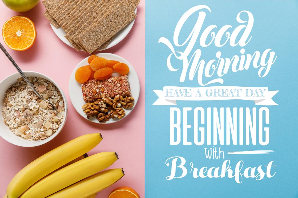 おはようと青とピンクの背景に新鮮な果物、クリスプブレッドと朝食シリアルのトップビューは、朝食レタリングで始まる素晴らしい一日を持っています - 写真・画像