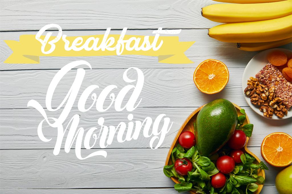 新鮮な果物のトップビュー、朝食付きの木製の白い背景にハート型のボウルに野菜、おはようレタリング - 写真・画像
