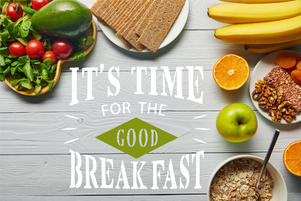 Draufsicht auf frisches Obst, Gemüse und Müsli auf hölzernem weißem Hintergrund, damit ist Zeit für das gute Frühstück Illustration - Foto, Bild