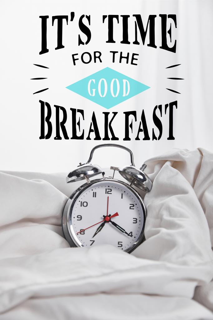 despertador de prata em cobertor na cama branca com o seu tempo para a boa ilustração café da manhã
 - Foto, Imagem