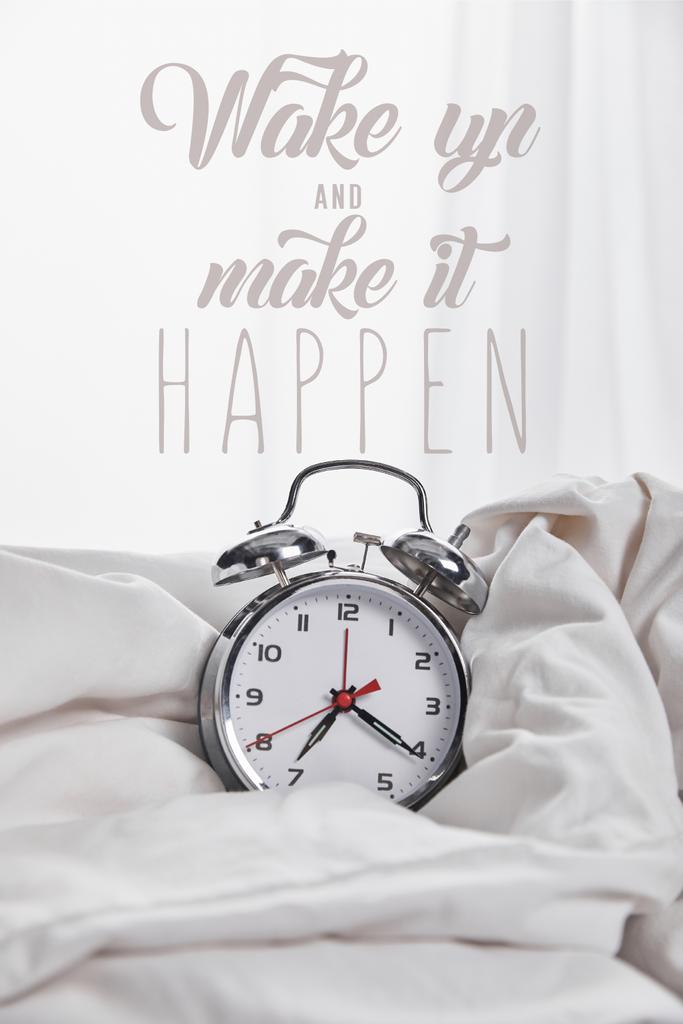 relógio de alarme de prata em cobertor na cama branca com acordar e fazer acontecer ilustração
 - Foto, Imagem